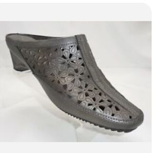 WHITE MOUNTAIN DEEKA MULE CLOGS SIZE 8